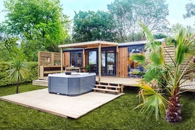 Camping Verdon Parc  - Whirlpool auf der Veranda vom Mobilheim auf dem Campingplatz