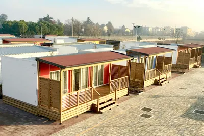 Camping Verona Village - Blick auf die Mobilheime mit Terrasse auf dem Campingplatz