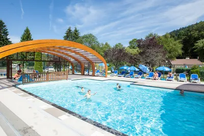 Flower Camping Verte Vallee  -  Pool vom Campingplatz mit Sonnenschirmen und Liegestühlen