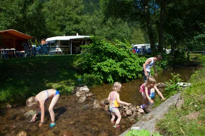Flower Camping Verte Vallee  - spielende Kinder im Fluss vom Campingplatz