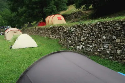 Camping Viu - Zelte auf der Wiese