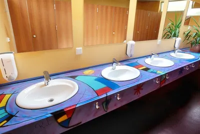 Camping Via Claudia Augusta -  Sanitärgebäude mit Waschbecken, Spiegel und Toiletten 