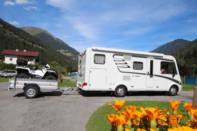 Camping Via Claudiasee - Wohnmobil mit Anhänger auf dem Campingplatz