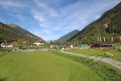 Camping Via Claudiasee - Stellplätze des Campingplatze mit einem Kinderspielplatz im Hintergrund