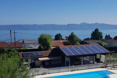 Camping Vieille Église - Poolbereich mit Liegestühlen auf dem Campingplatz mit Blick auf Meer und Berge