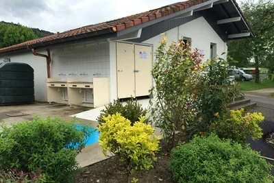Camping Vieille Église - Öffentliches Sanitärgebäude mit Waschbecken auf dem Campingplatz