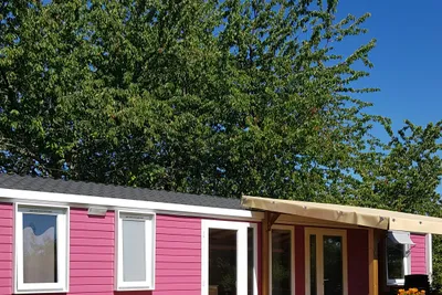 Camping Vieille Église - Mobilheim mit Veranda im Grünen auf dem Campingplatz