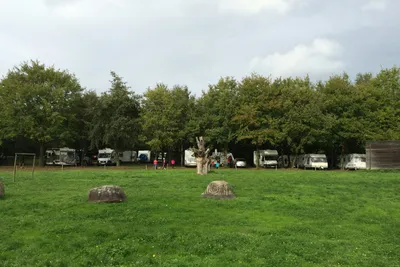 Camping Vila de Sarria - Blick auf die Stellplätze im Grünen