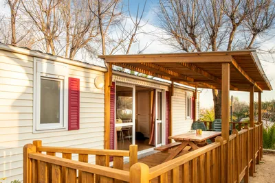 Camping Vilanova Park  - Mobilheim mit Veranda auf dem Campingplatz