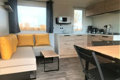 Camping Ariane  Camping Village Ariane  - Innenansicht eines Mobilheims mit Küche