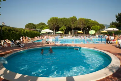 Green Village Assisi Camping  -  Pool vom Campingplatz mit Liegestühlen und Sonnenschirmen