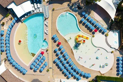 Camping Village Baia Azzurra - Blick auf das Freibad des Campingplatzes aus der Vogelperspektive
