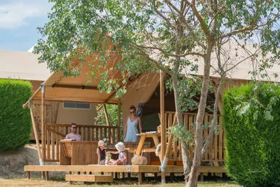 Camping Village de la Guyonnière - Glamping-Unterkunft mit Terrasse auf dem Campingplatz