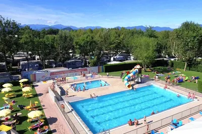 Camping Village Lago Maggiore  -  Poolbereich mit Wasserrutsche auf dem Campingplatz