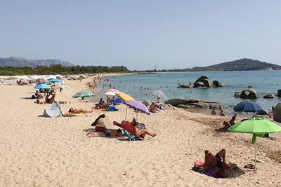 Camping Village Orri - Strand an der Meeresküste mit dem Blick auf die Berge in der Umgebung vom Campingplatz