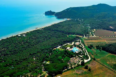 Camping Village Rocchette  -  Campingplatz in der Nähe vom Strand am Mittelmeer aus der Vogelperspektive