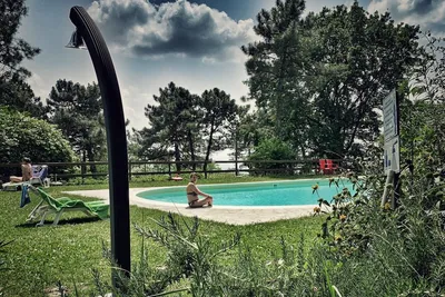 Campeggio San Giusto Montalbano Green  -  Camper am Pool vom Campingplatz