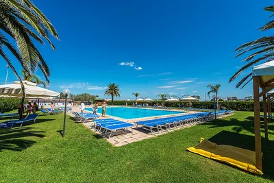 Camping Tuscia Tirrenica  -  Poolbereich im Grünen auf dem Campingplatz