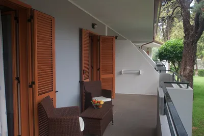 Camping Villaggio Turistico la Mantinera  - Sitzmöglichkeiten auf der Veranda vom Mobilheim auf dem Campingplatz