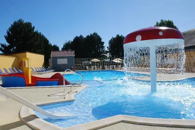 Flower Camping Vitamin  - Pool im Freien mit Liegestühlen und Sonnenschirmen