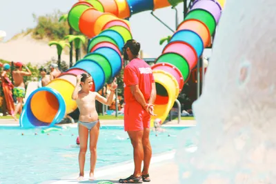 Camping Vittoria - Animateur und Campinggast am Pool