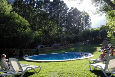 Camping Voraparc  -  Pool vom Campingplatz im Grünen mit Liegestühlen in der Sonne
