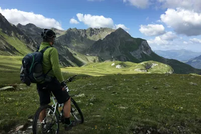 Camping Voraparc  - Camper mit Mountainbike vom Campingplatz