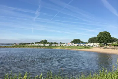 Camping Waalstrand - Standplätze am Badestrand