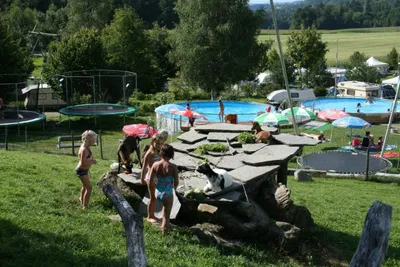 Camping Waldhof  - Streichelzoo und Spielplatz vom Campingplatz mit Blick auf den Pool und den Wohnwagen- und Zeltstellplatz