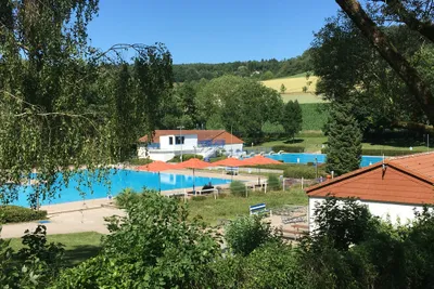 Campingplatz Walsheim - Blick auf das Freibad mit Liegestühlen und Sonnenschirmen