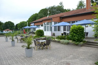 Campingplatz Walsheim - Außenansicht des Campinghauses mit Terrasse