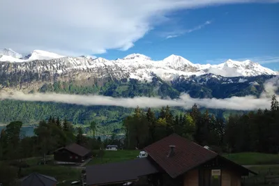 Camping Wang  - Blick vom Campingplatz auf die Alpen und den Thunersee