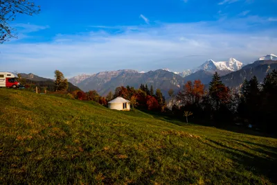 Camping Wang  -  Mobilheim vom Campingplatz auf einer Wiese und Blick auf die Alpen