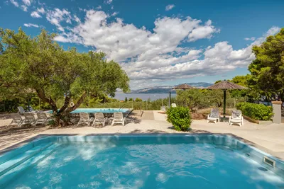Camp Waterman Beach Village  - Pool im Freien mit Liegestühlen und Sonnenschirmen