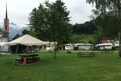 Camping Werdenberg  - Picknicktische auf dem Campingplatz