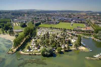 Camping Yverdon Plage  -  Luftaufnahme vom Campingplatz am Neuenburgersee