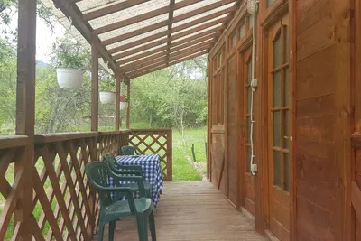 Camping Zamolxe - Mobilheimvmit terrasse vom Dach bedeckt
