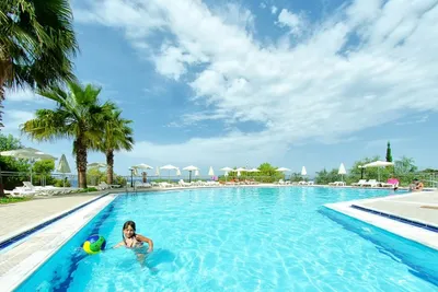 Camping Zante -  Gäste liegen am Pool in der Sonne