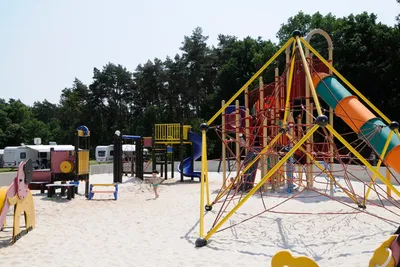 Camping Zavelbos - Kinderspielplatz mit Klettergeräten und Rutschen auf dem Campingplatz
