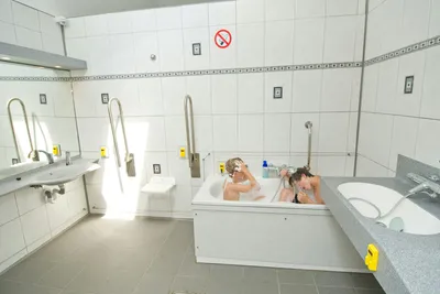 Camping Zavelbos - Kinder beim Baden im Innenraum des Sanitärbereichs