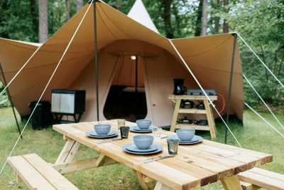 Camping Zwanemeer - Glamping-Zelt mit Picknicktisch auf dem Campingplatz
