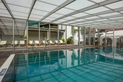 Campingdorf Hofer - Indoor Pool vom Campingplatz mit Liegestühlen