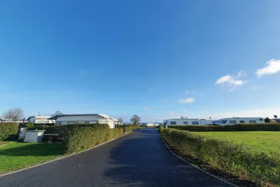 Campingland Ostsee - Wohnmobil un Wohnwagen Stellplaetze auf der Wiese