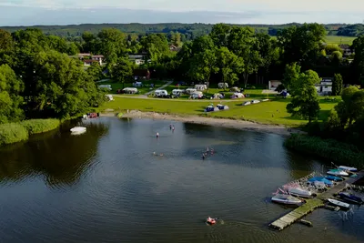 Campingparadies Dahmen - Campingplatz Luftaufnahme mit Blick auf den Malchiner See