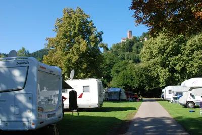 Campingpark Bad Liebenzell - Stellplätze im Grünen mit Blick auf die Burg Liebenzell