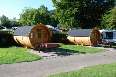 Campingpark Bad Liebenzell  - Campingfässer im Grünen auf dem Campingplatz