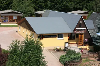 Campingpark Eisenach - Gaststätte auf dem Campingplatz mit Mobilheim im Hintergrund