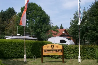 Campingpark Eisenach - Schild des Campingplatzes zwischen Fahnenstangen