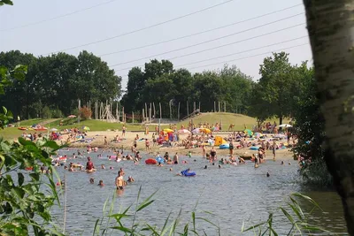 Campingpark Haddorfer Seen  -  Blick auf den Strand vom Campingplatz
