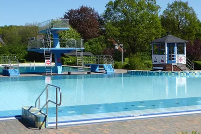 Campingpark Harsefeld - Freibad auf dem Campingplatz mit Sprungtürmen